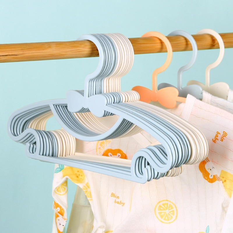 Baby Clothing Display - 10 個かわいいちょう結び子供用ハンガーポータブルプラスチックディスプレイハンガー防風子供用上着ハンガーベビー服オーガナイザー