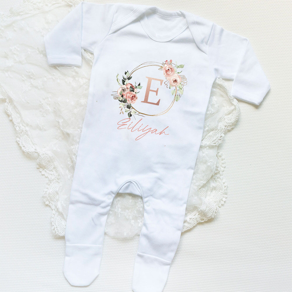 Baby Clothing Name - パーソナライズされた女の赤ちゃんスリープスーツ世界へようこそ Babygrow 新しいベビーギフト帰宅衣装名前 & イニシャル服