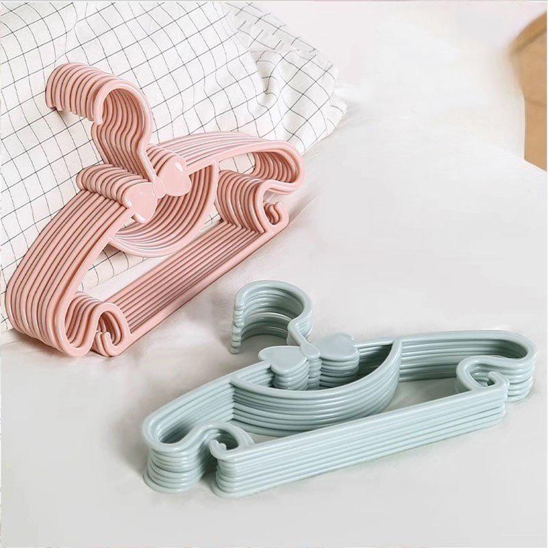 Baby Clothing Display - 12 個のベビーキッズ服ハンガーセット耐久性のある滑り止め衣類吊り下げラック幼児服ディスプレイオーガナイザー