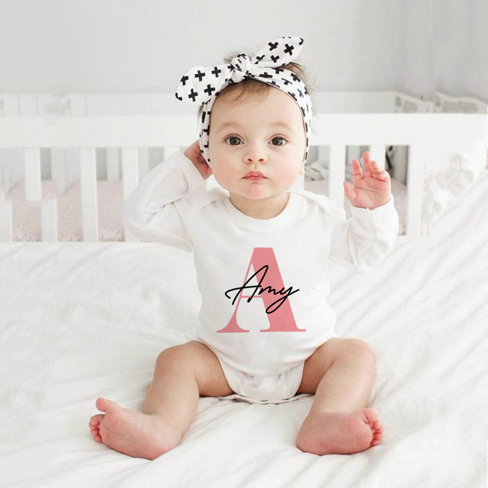 Baby Clothing Name - 女の赤ちゃんのためのパーソナライズされた名前のボディスーツ