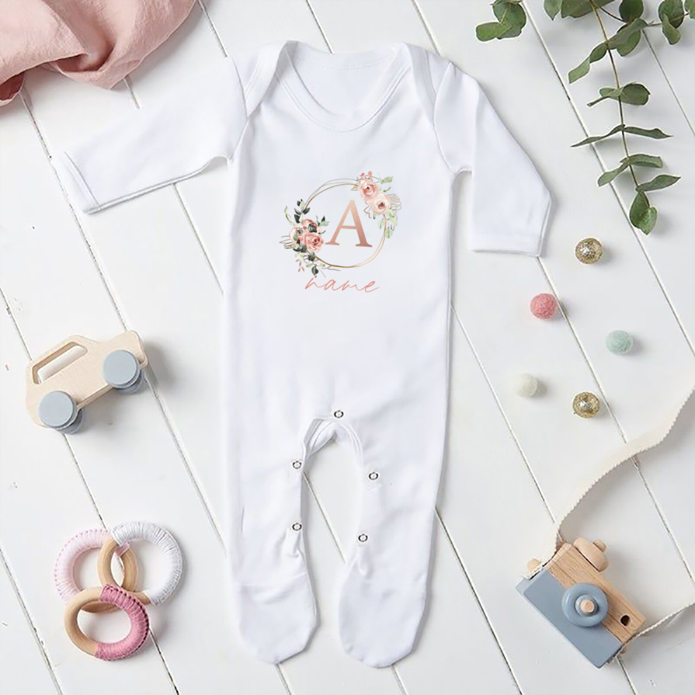 パーソナライズされた女の赤ちゃんスリープスーツ世界へようこそ - Baby Clothing Name のレビューと価格