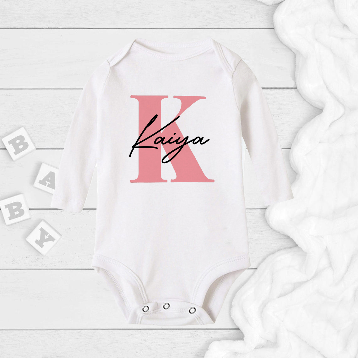 女の赤ちゃんのためのパーソナライズされた名前のボディスーツ - Baby Clothing Name のレビューと価格